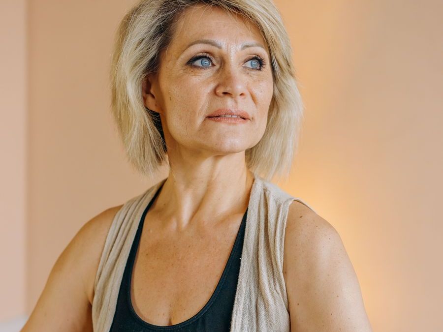 Frau in den Wechseljahren, gelassen und selbstbewusst